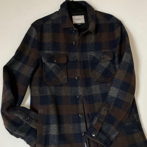 Men’s Milbank Flag & Anthem chore Shacket. NWOT navy and blue size small - Picture 1 of 4